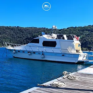 Yachtannablu Botel